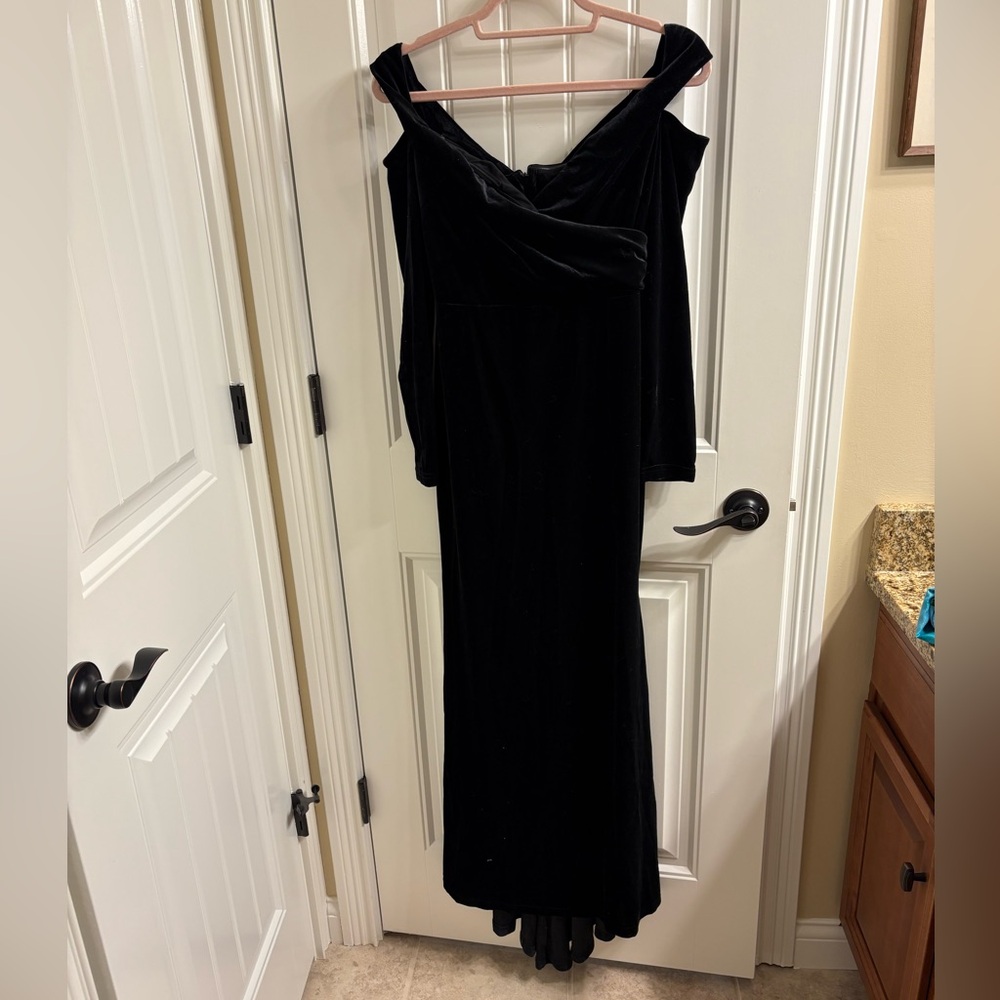 Giffniseti NWT Women’s Black Velvet Cold Shoulder Gown Maxi Dress S